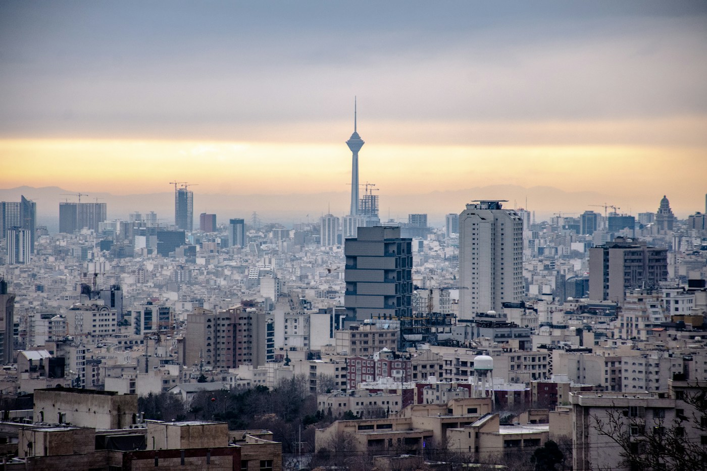 چشم‌انداز منطقه؛ کاهش ۱٫۳ درصدی در ۲۰۲۶ و احتمال بازگشت رشد در ۲۰۲۷؛ تصویر توضیحی